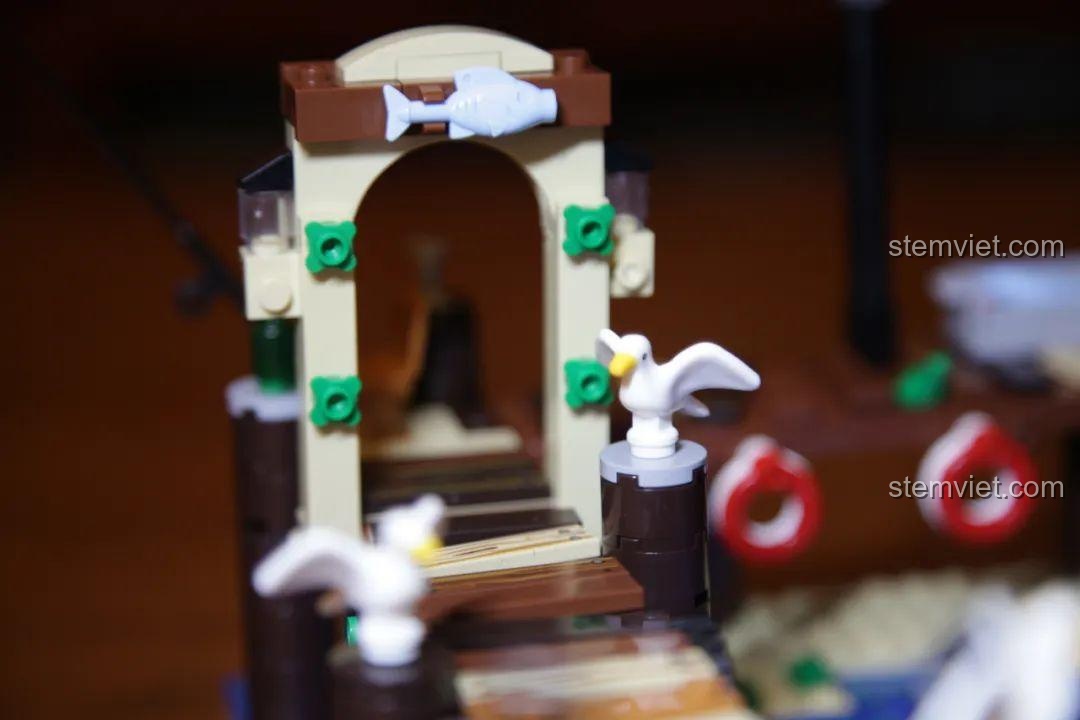 Chiếc ống nhòm quan sát trên tầng hai của bến tàu, một chi tiết tương tác thú vị cho trẻ.