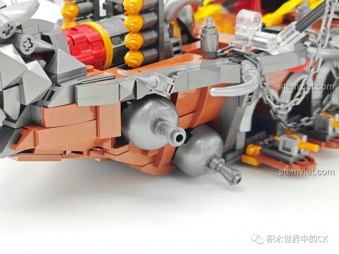 Chi tiết các khẩu pháo phụ và bình nhiên liệu trên thân tàu JIESTAR 58036, thể hiện sự tỉ mỉ.