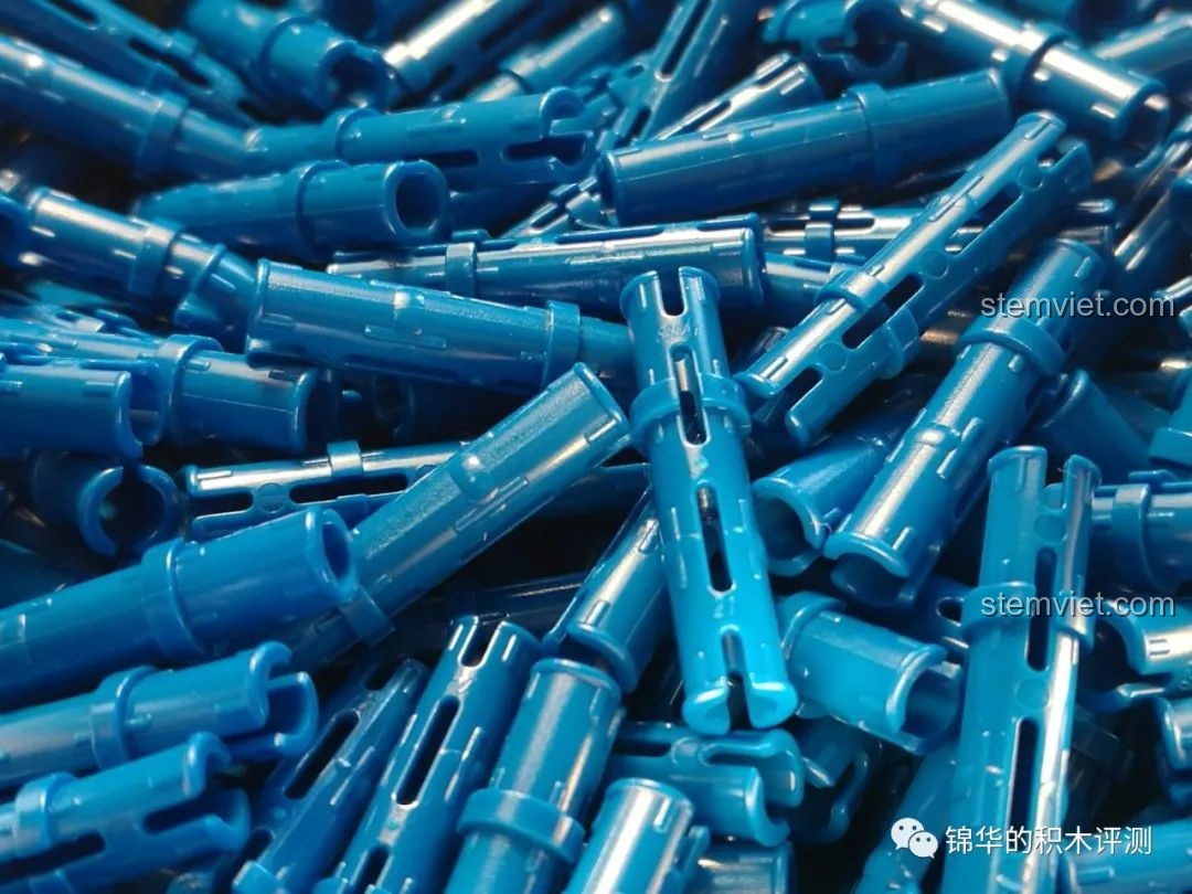 Cận cảnh các chi tiết pin và trục màu xanh trong bộ Quái thú bọc thép Marauder 13131 xịn giá rẻ.