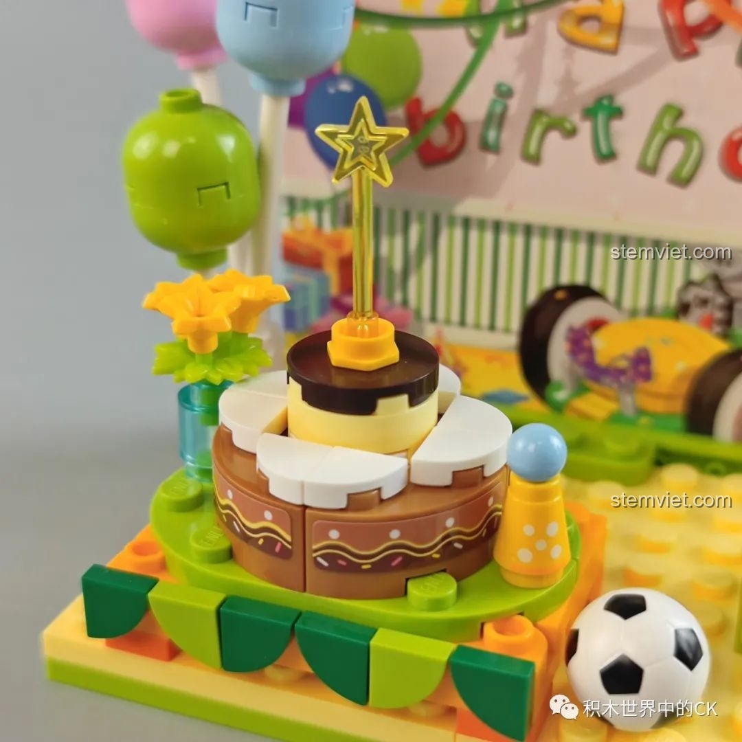 Chi tiết hộp quà và quả bóng đá trong set đồ chơi Misila.