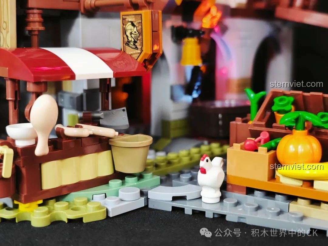 Chi tiết quầy hàng bán thực phẩm với xúc xích, rau củ và một chú gà trong bộ lắp ráp Khu chợ nhộn nhịp FunWhole.