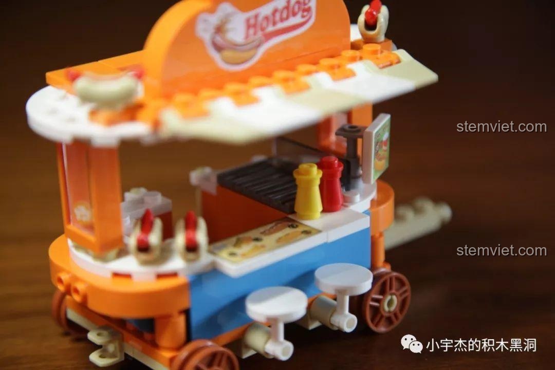 Cận cảnh quầy bán hàng với chai tương cà, mù tạt và ghế ngồi mini của xe hotdog Sembo 601113.