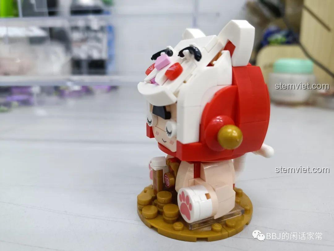 Cận cảnh chi tiết khuôn mặt và thân của mô hình Mèo Thần Tài 2053, các mảnh ghép có độ khít cao.