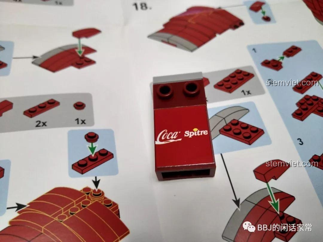 Cận cảnh sticker đã được dán lên chi tiết gạch của bộ đồ chơi Cửa hàng uống mini 601056 giá hời.