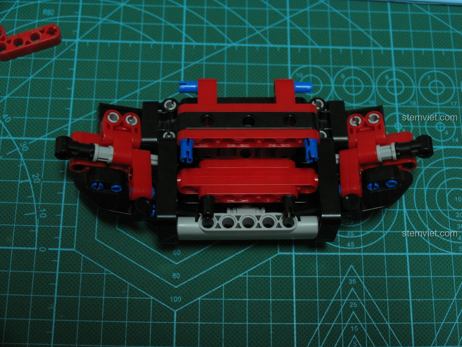 Các tấm panel bên sườn xe bán tải CaDA C51005, thể hiện các chi tiết nhỏ và đường nét thiết kế.