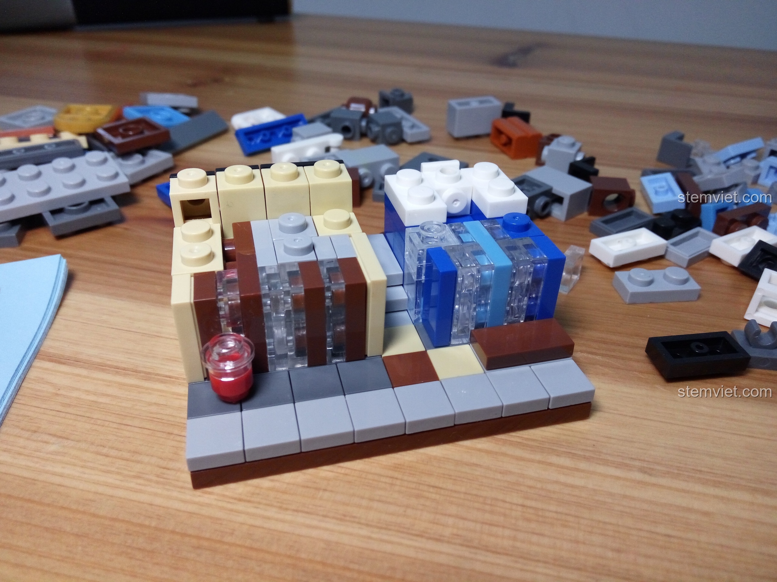 Chi tiết tầng một của bộ lắp ghép Jisi 1115 với máy bán báo và cửa kính. Review Jisi 1115 Mô hình Văn phòng Thám tử.