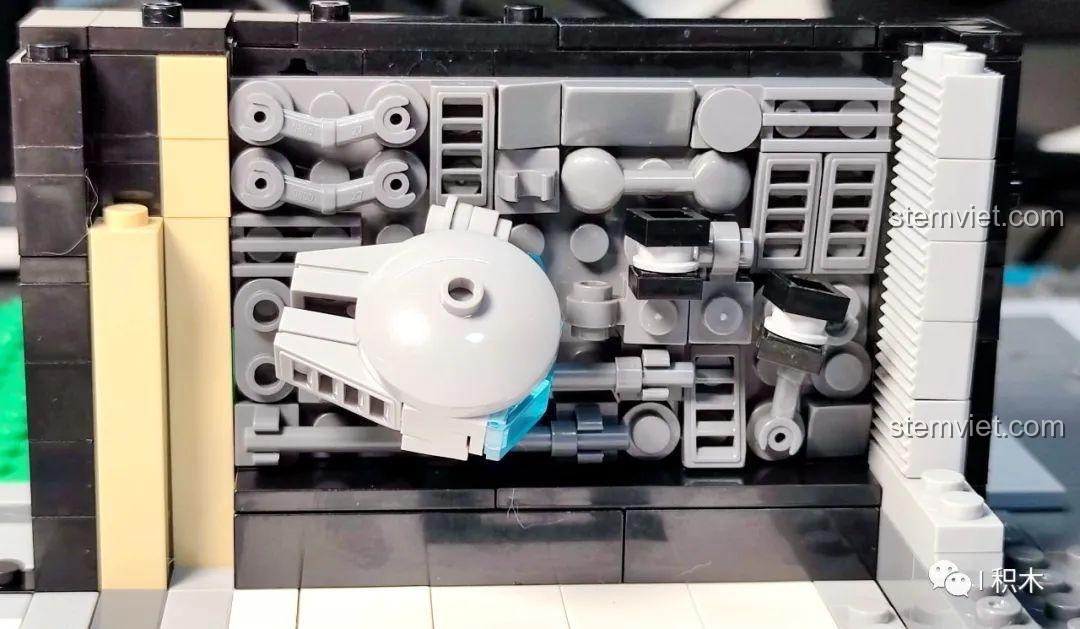 Chi tiết mô hình tàu Millennium Falcon được lắp vào tường trong bộ XMORK 10205, một bất ngờ thú vị.