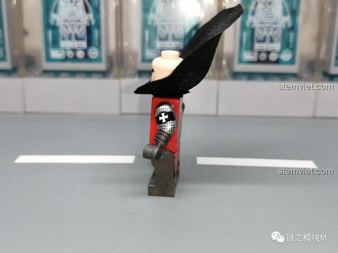 Chi tiết in bên hông tay của minifigure Hiệp sĩ Cứu Tế áo đỏ XINH. Nhận xét XINH 0316 Hiệp sĩ Thập Tự Chinh.