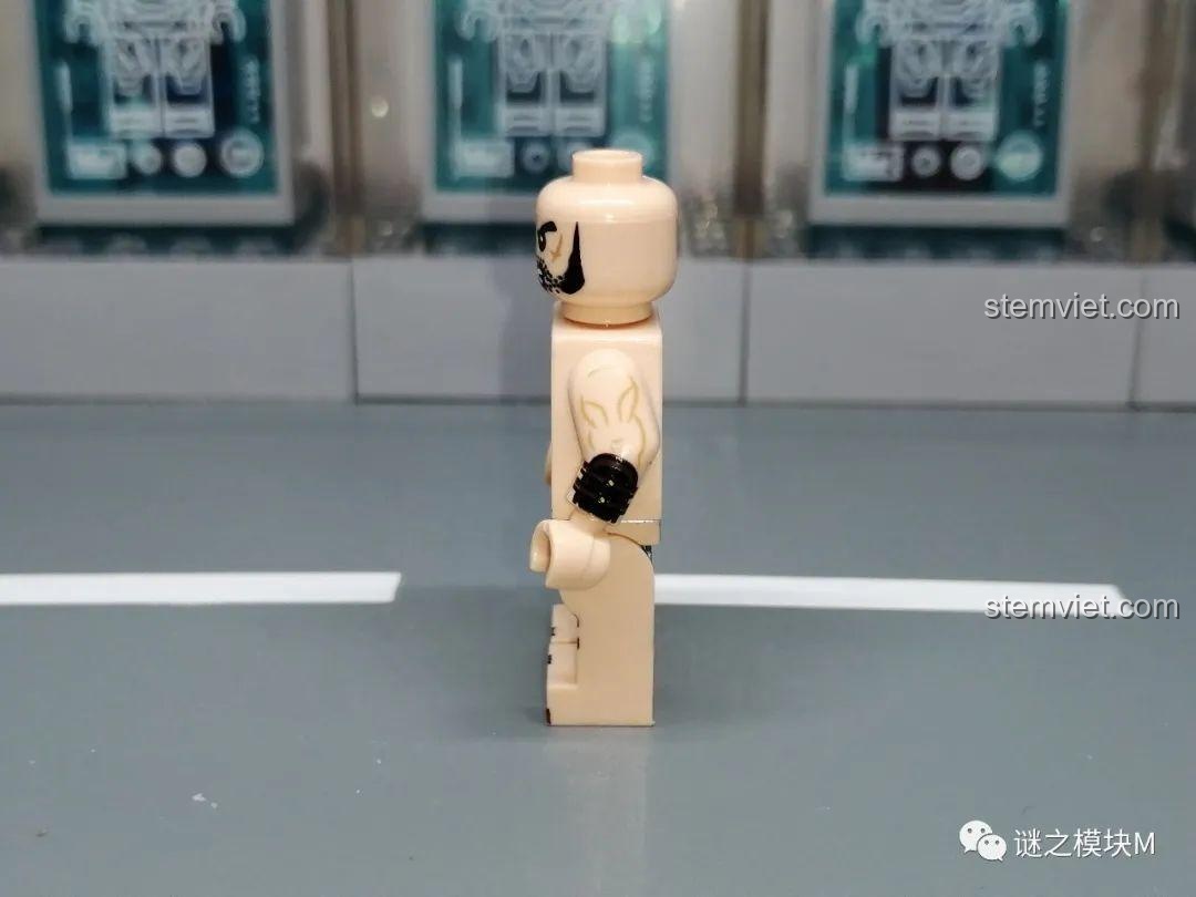 Chi tiết in bên hông tay trái của minifigure đấu sĩ La Mã XINH. Hiệp sĩ Dòng Đền 0316 xịn giá rẻ.