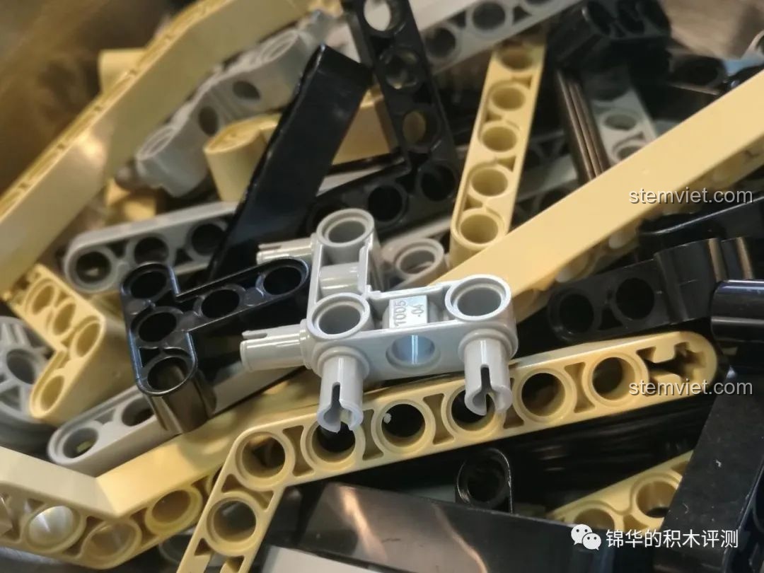 Các chi tiết Technic từ túi số 1 của đồ chơi xây dựng Quái thú bọc thép Marauder cho con trai từ 16 tuổi.