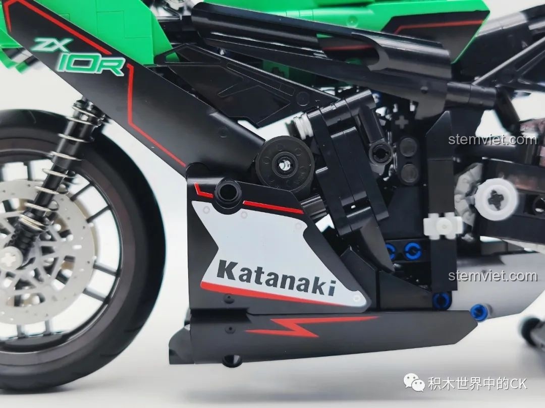 Chi tiết tem xe trên yếm của mô hình xe máy Kawasaki NINJA ZX-10R, một điểm nhấn thiết kế.