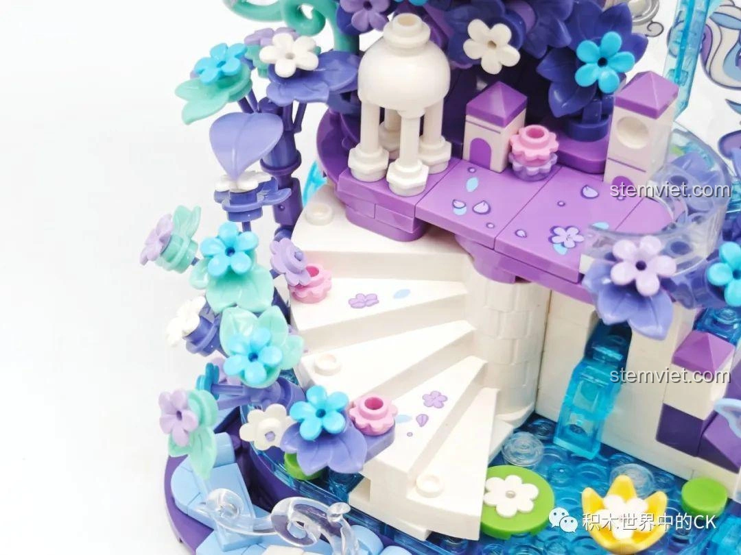 Cận cảnh thác nước và bướm trong suốt của bộ lắp ráp Keeppley K21103 Điêu Thuyền Giấc Mơ Đêm Hè, hiệu ứng sống động.