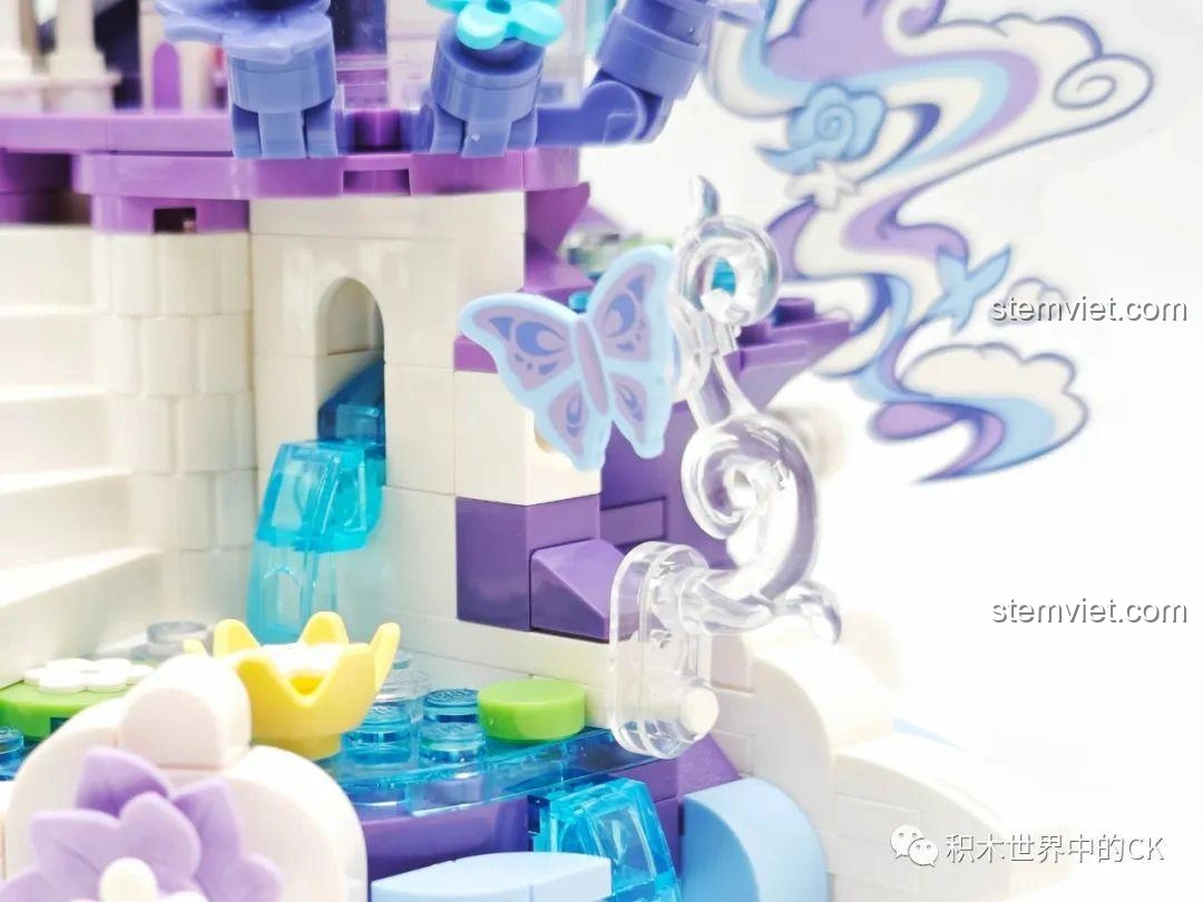 Góc nhìn khác của thác nước và kiến trúc xung quanh trong bộ Keeppley K21103 Điêu Thuyền Giấc Mơ Đêm Hè.