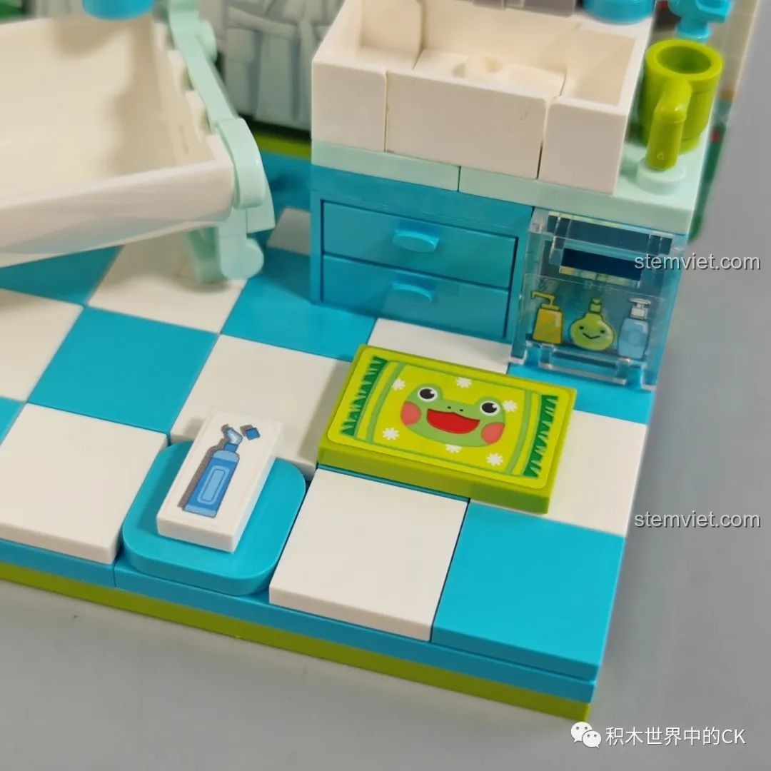 Cận cảnh chi tiết thảm chùi chân và sàn nhà trong bộ xếp hình Nhân vật Frog Taro tắm bồn.