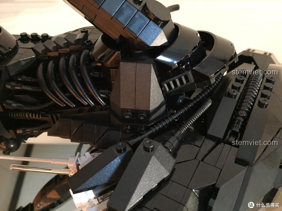 Cận cảnh chi tiết phần thân của đồ chơi lắp ráp Mô hình Xenomorph XB04001, thể hiện thiết kế biomechanical phức tạp.