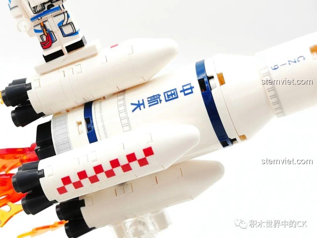 Chi tiết thân tên lửa Sembo 203358 với các sticker trang trí, làm cho mô hình trông giống thật hơn.