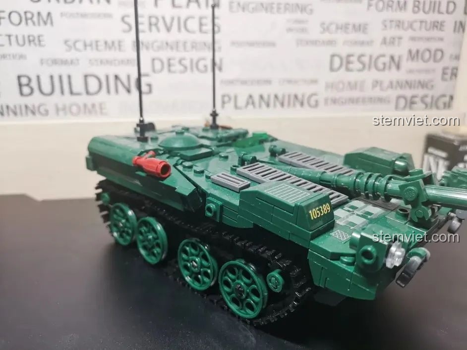 Góc nhìn nghiêng của đồ chơi xây dựng Sluban M38-B1010, làm nổi bật các chi tiết trên thân xe.