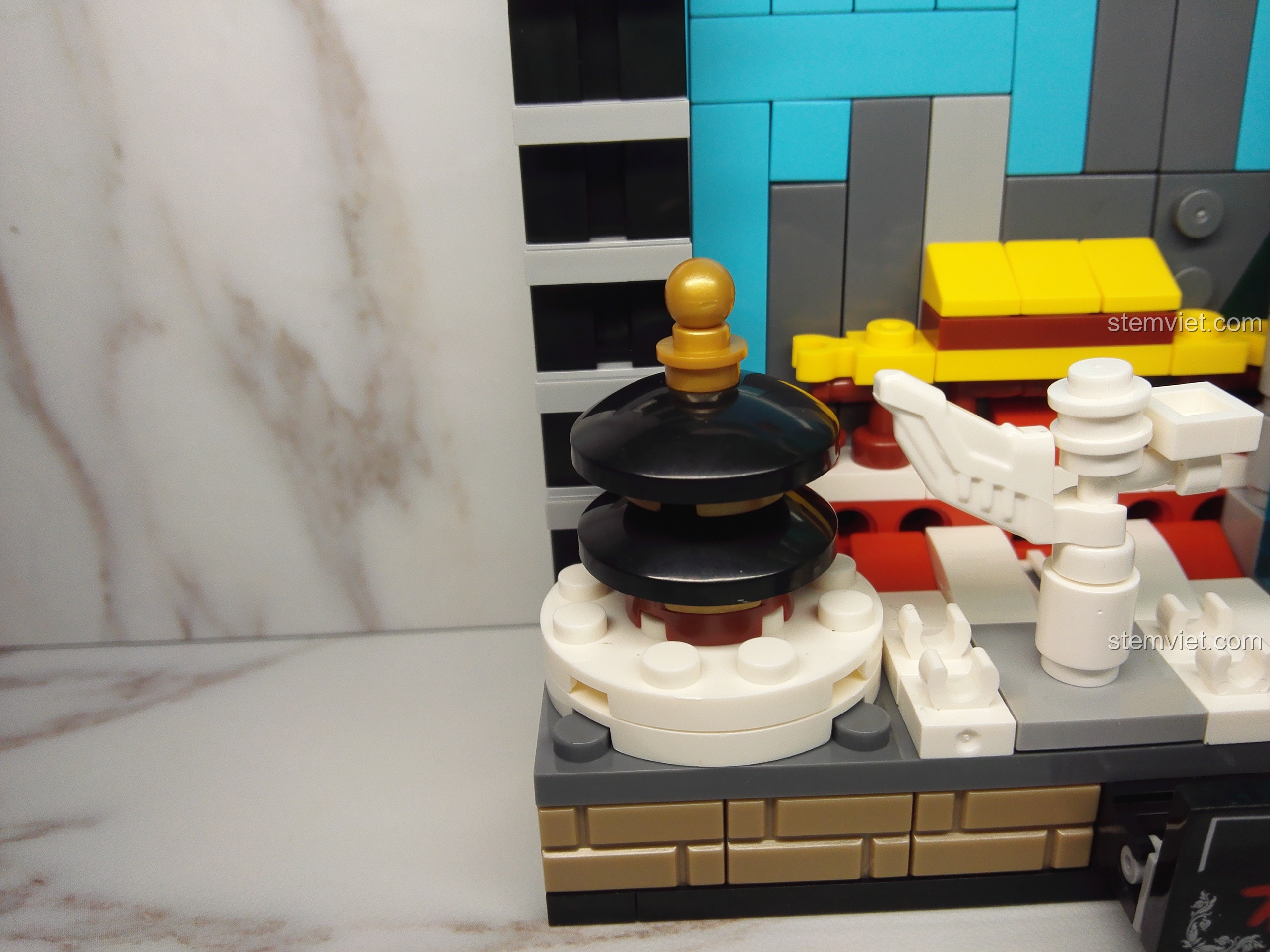 Cận cảnh chi tiết tháp trong bộ PanlosBrick 656001 Mô hình Bắc Kinh, kiến trúc cổ điển.