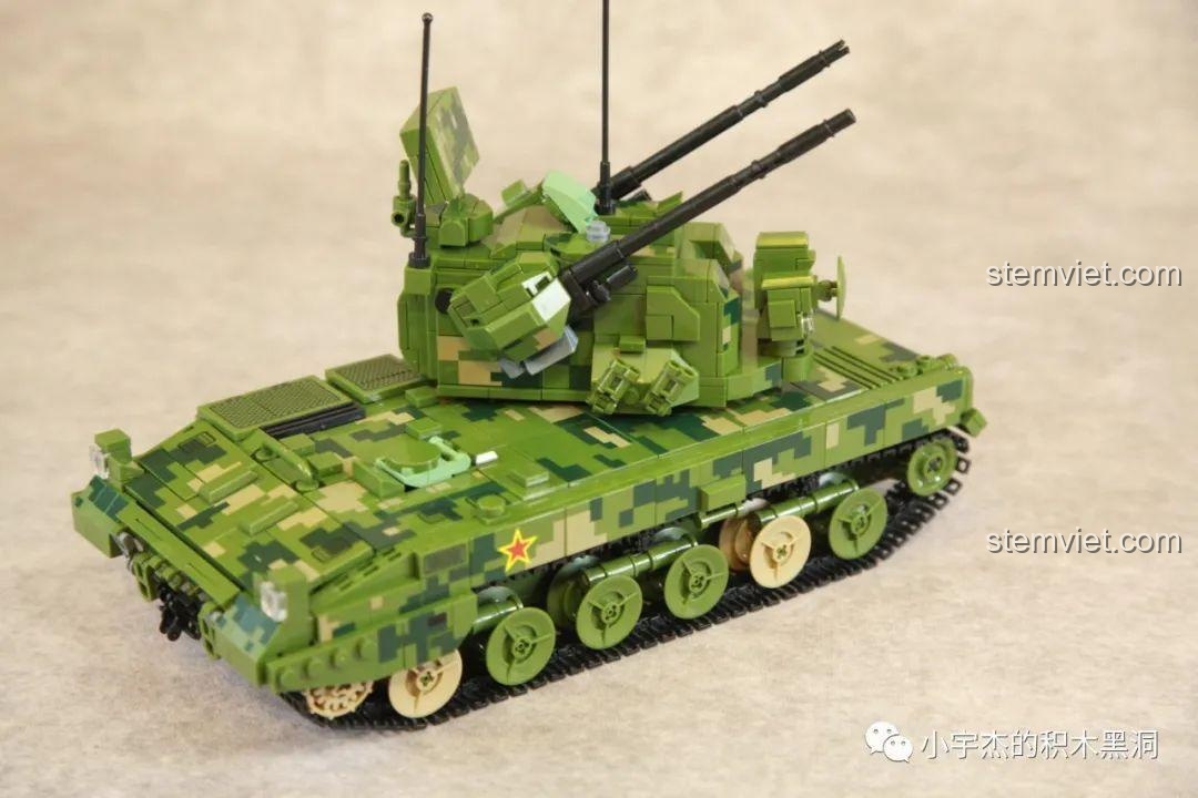 Cận cảnh các chi tiết trên tháp pháo của mô hình PGZ-09 688005 như ăng-ten, súng máy.