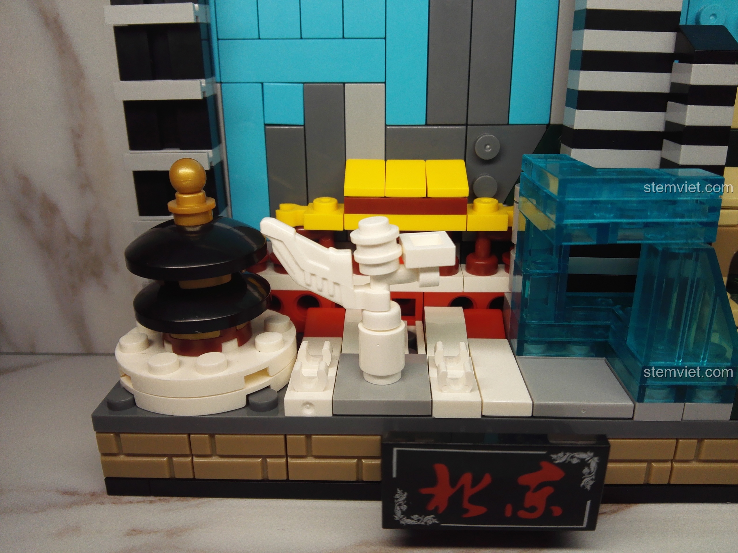 Cận cảnh tháp và kiến trúc mái đỏ vàng trong bộ PanlosBrick 656001 Mô hình Bắc Kinh.