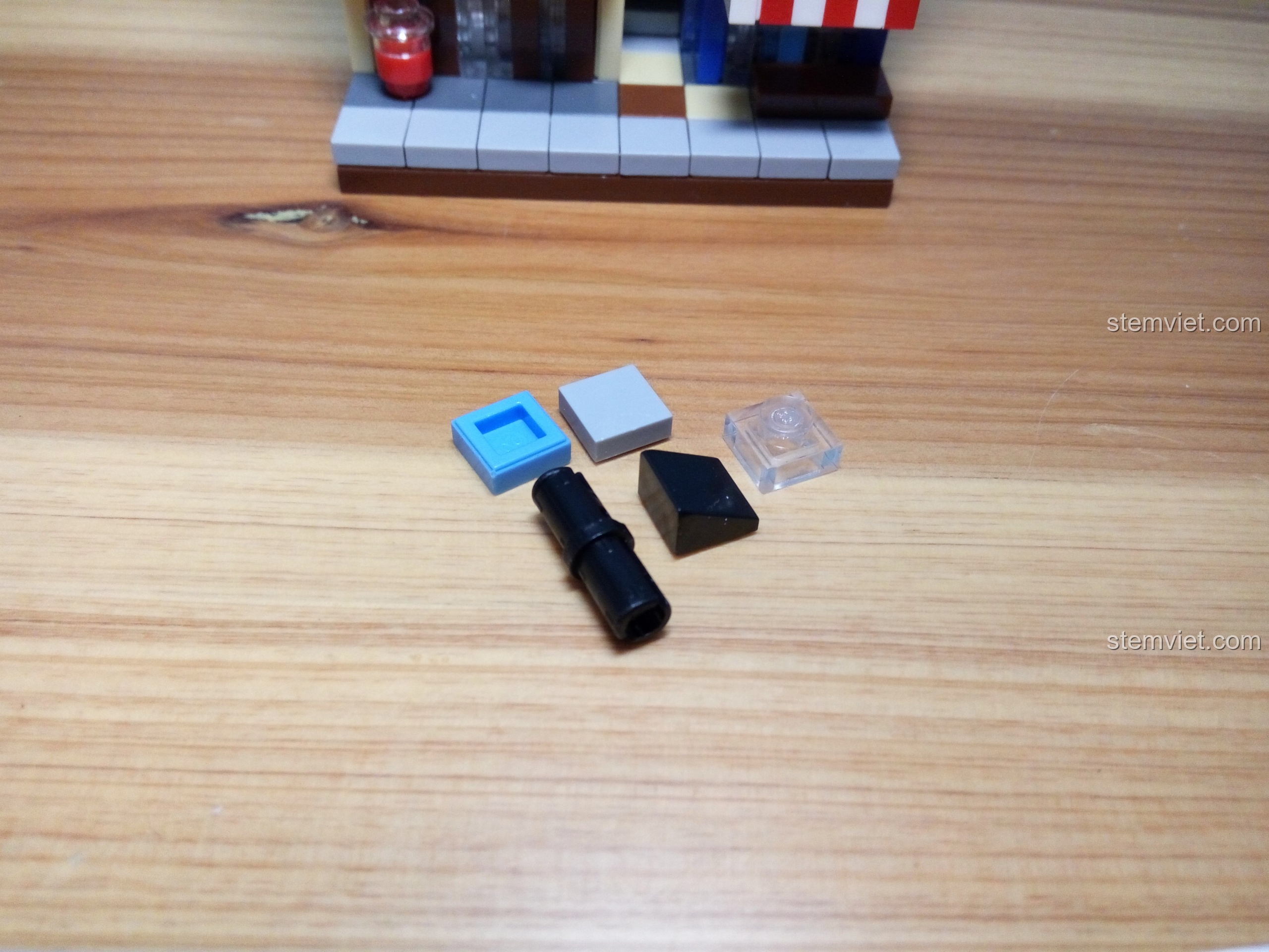 Các chi tiết còn thừa sau khi hoàn thành bộ lắp ghép Jisi 1115. Trải nghiệm Jisi 1115 Tòa nhà phố mini không thiếu mảnh.