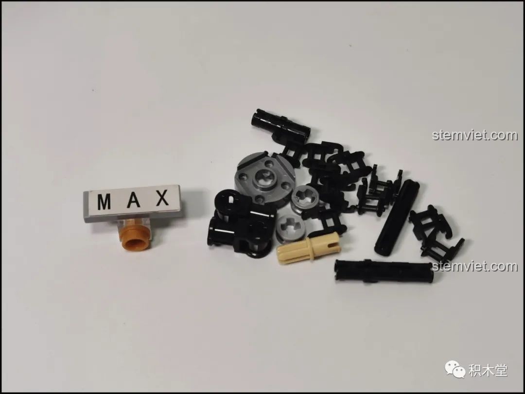 Các chi tiết còn thừa sau khi hoàn thành bộ xếp hình Harley-Davidson Knuckle Chopper 50024.