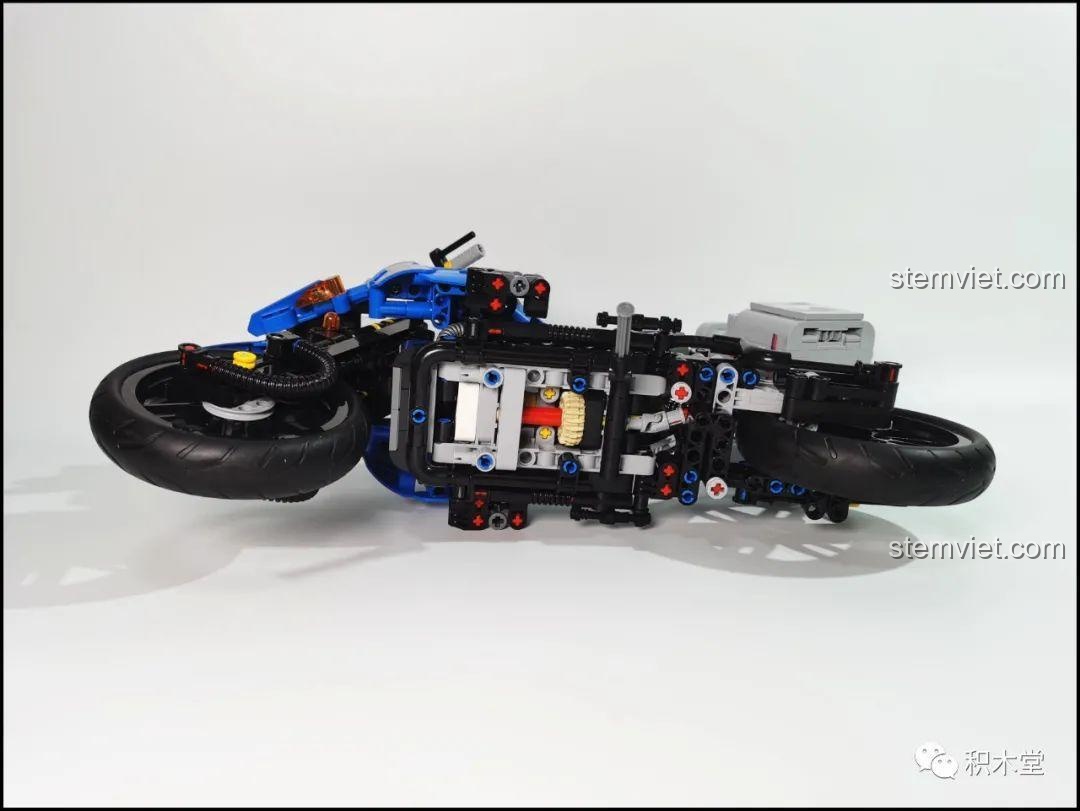 Chi tiết các thùng hành lý phía sau của mô hình Leier 50008 Mô tô BMW R1200GS Rallye với logo HP và R1200GS.