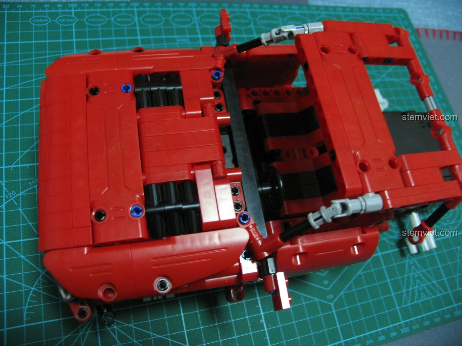 Các chi tiết của khoang chở hàng phía sau xe bán tải CaDA C51005, sẵn sàng để lắp ráp và tạo thành thùng xe.