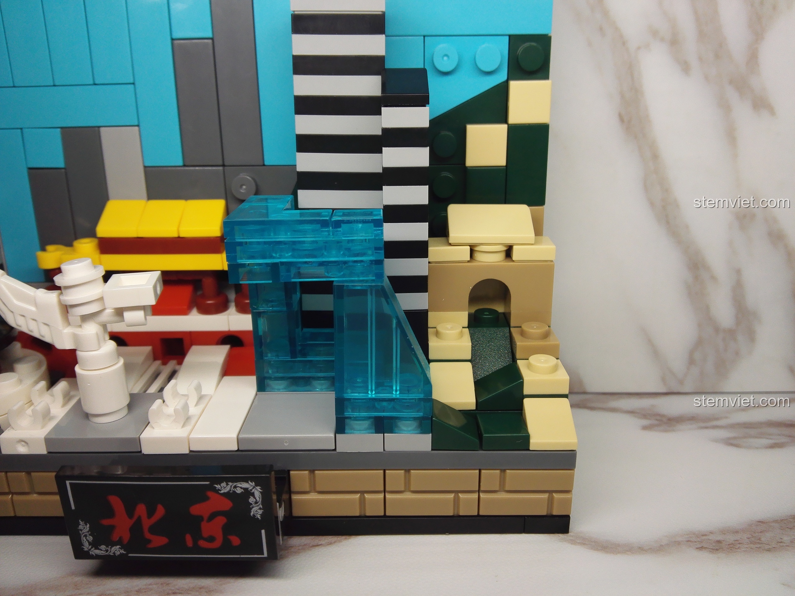 Cận cảnh chi tiết tòa nhà xanh trong suốt và cổng vòm của bộ PanlosBrick 656001 Mô hình Bắc Kinh.