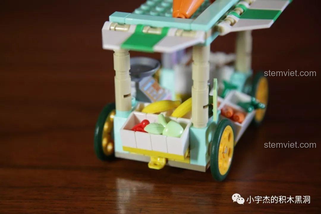 Bên hông xe bán rau củ Sembo 601116 có các sọt đựng trái cây khác, làm đa dạng thêm sản phẩm.
