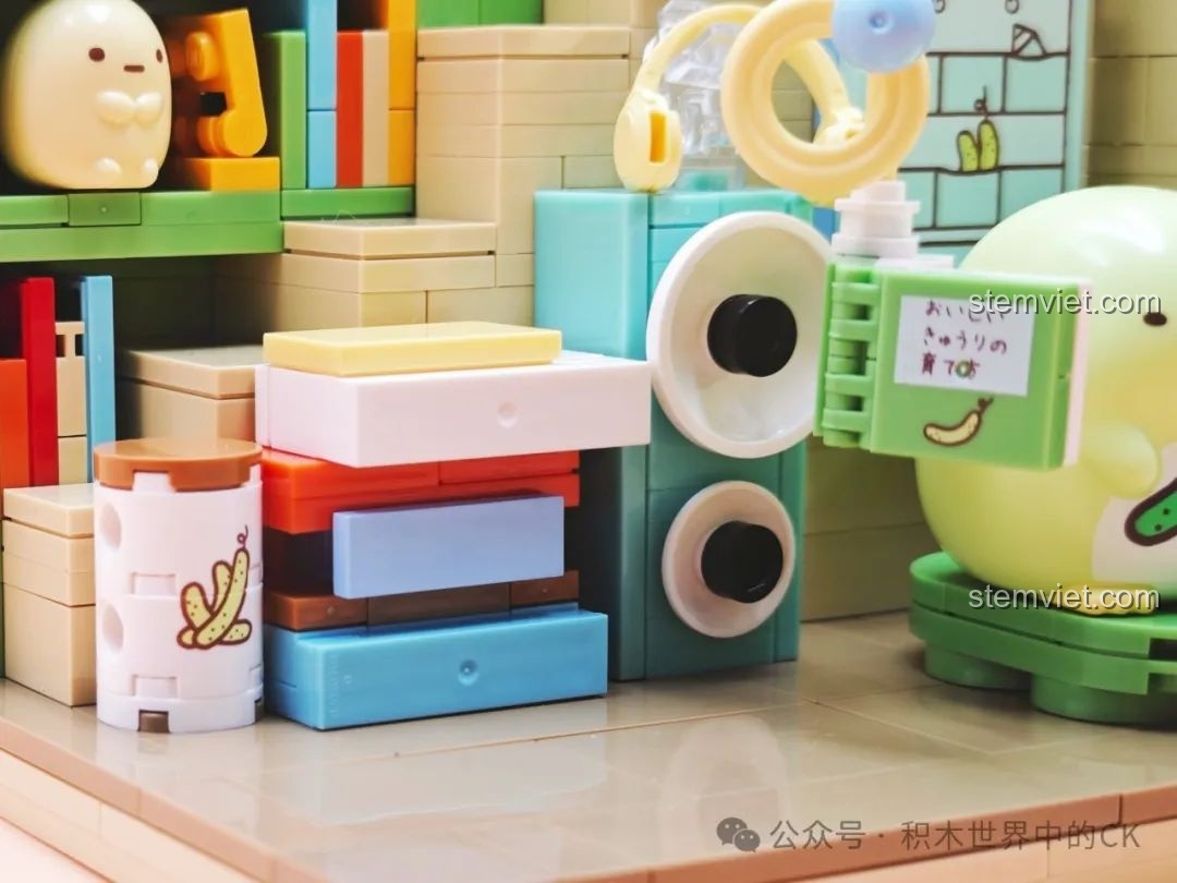 Chi tiết chồng sách, loa và thùng rác trong bộ lắp ráp Góc Suy Tư của Penguin?, thể hiện sự sáng tạo của Keeppley.