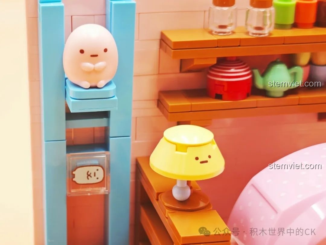 Chi tiết trang trí trong bộ Keeppley K21207, bao gồm đèn ngủ hình pudding và nhân vật nhỏ trên thang màu xanh.