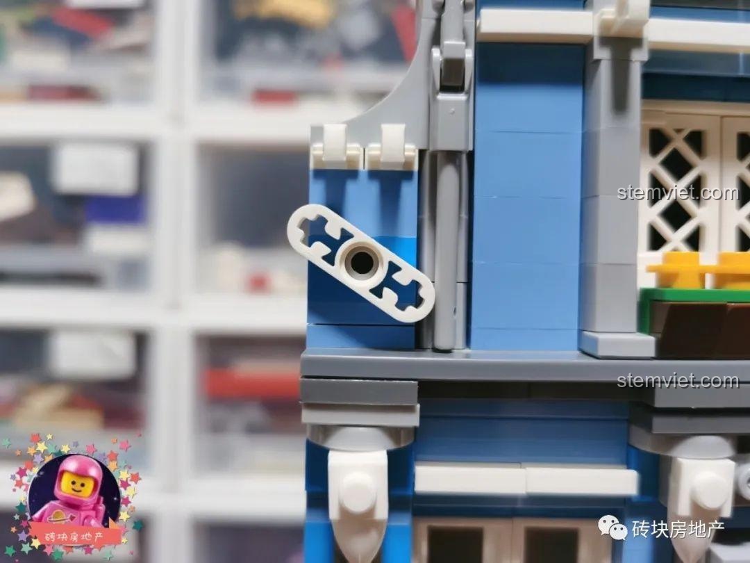 Cận cảnh chi tiết trang trí bên hông mái nhà của bộ Leier 10004, thể hiện sự tinh xảo trong thiết kế.