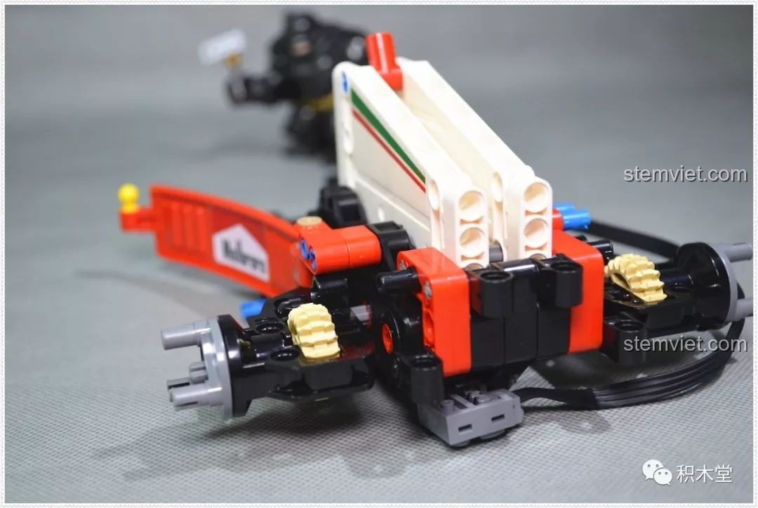 Cận cảnh chi tiết hệ thống truyền động của bộ xếp hình Xe đua điều khiển từ xa 701000 hợp túi tiền.