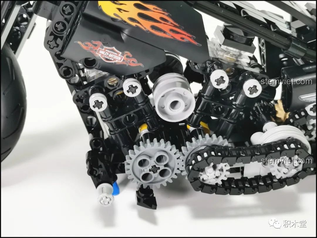 Cận cảnh hệ thống truyền động và bánh răng của mô hình xe máy Harley Knuckle Chopper.