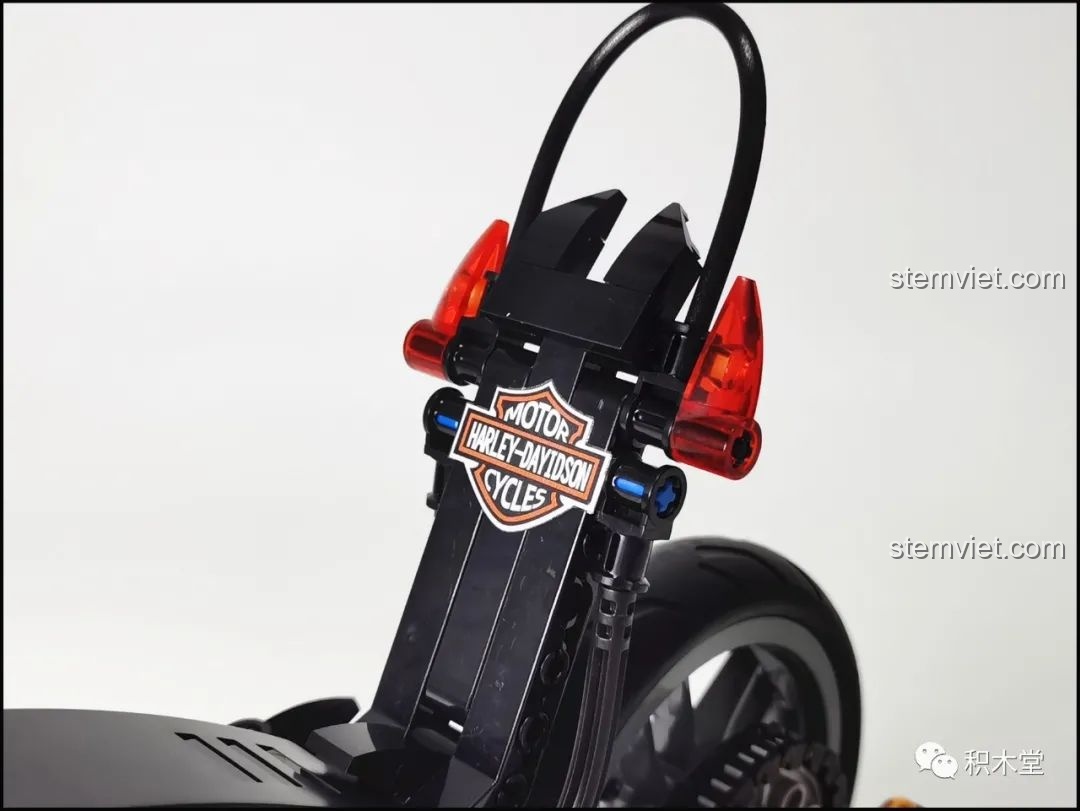 Chi tiết phần tựa lưng sau xe của mô hình Lucky Star 50024 với sticker logo Harley-Davidson.