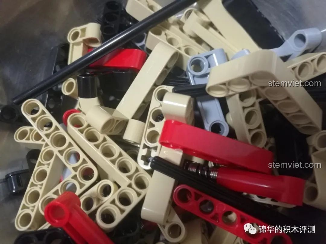 Các chi tiết trong túi số 2 của bộ đồ chơi lắp ráp Xe bọc thép chở quân Marauder 13131.