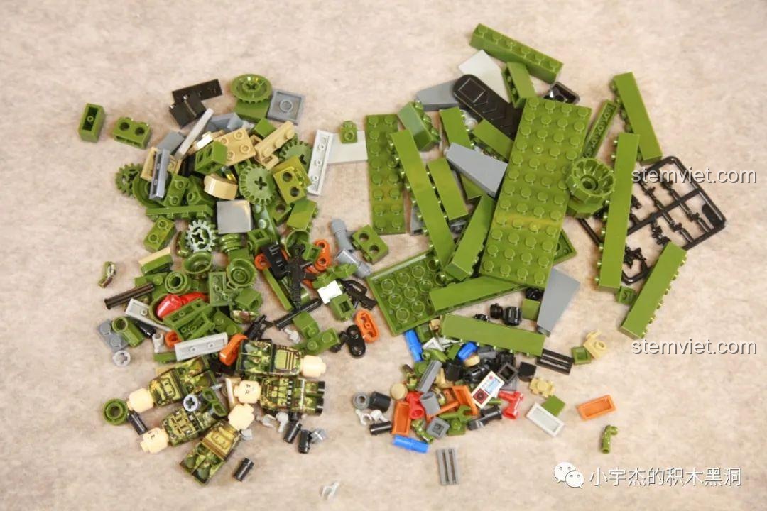 Toàn bộ chi tiết trong túi số 1 của bộ Panlos Brick 688005 được đổ ra để chuẩn bị lắp ráp.