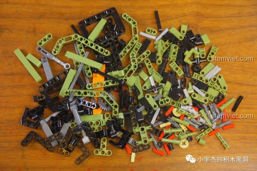 Toàn bộ chi tiết trong túi số 1 của bộ xếp hình Xe Land Rover Defender dã chiến SY Block được đổ ra.