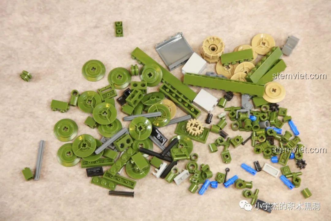 Toàn bộ chi tiết trong túi số 2 của bộ Panlos Brick 688005 được đổ ra để chuẩn bị lắp ráp.