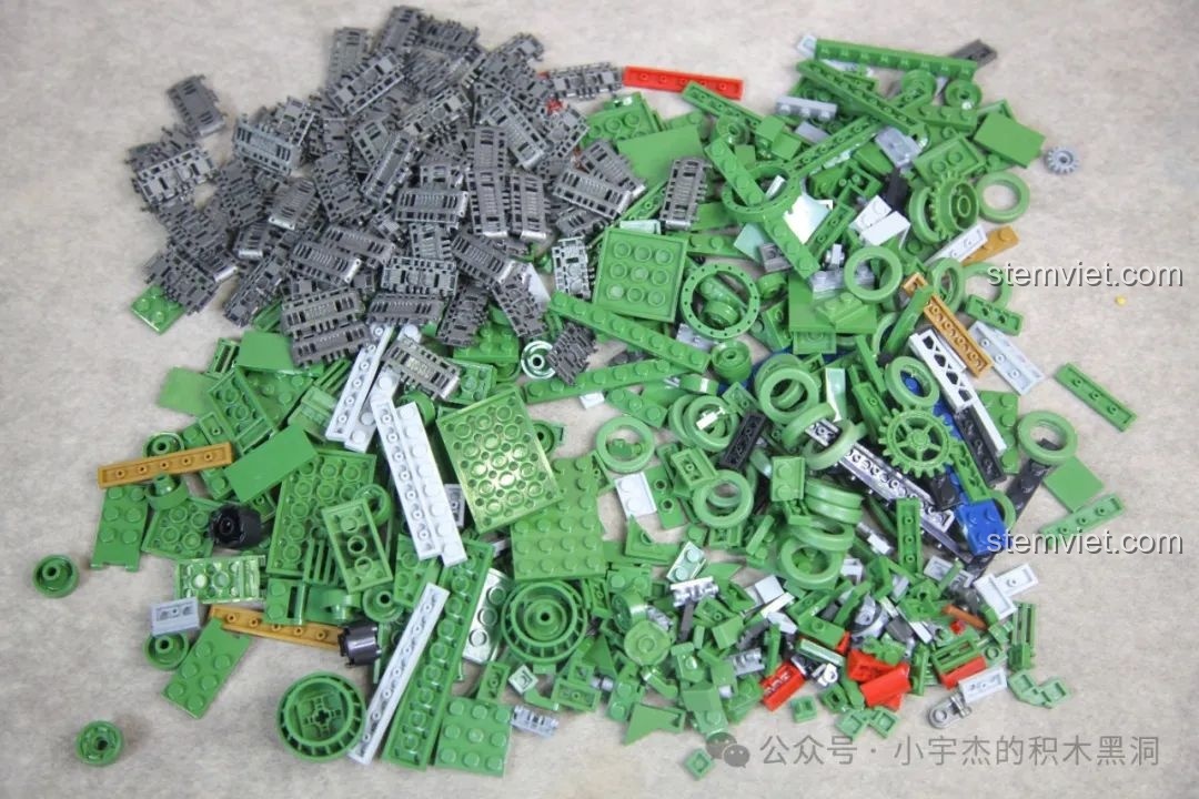 Các chi tiết trong túi số 2 của bộ lắp ráp IS-2 Heavy Tank, bao gồm các mắt xích kiểu mới.