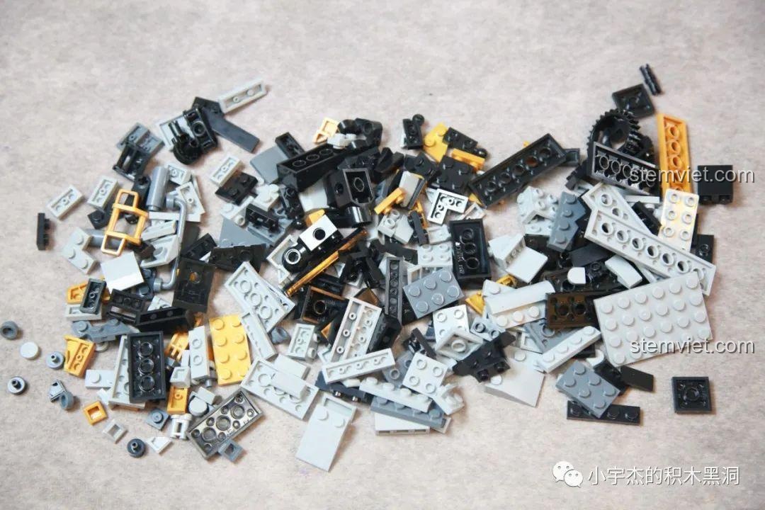 Các mảnh ghép trong túi số 3 của bộ lắp ráp Allosaurus máy móc 611015 tiết kiệm.