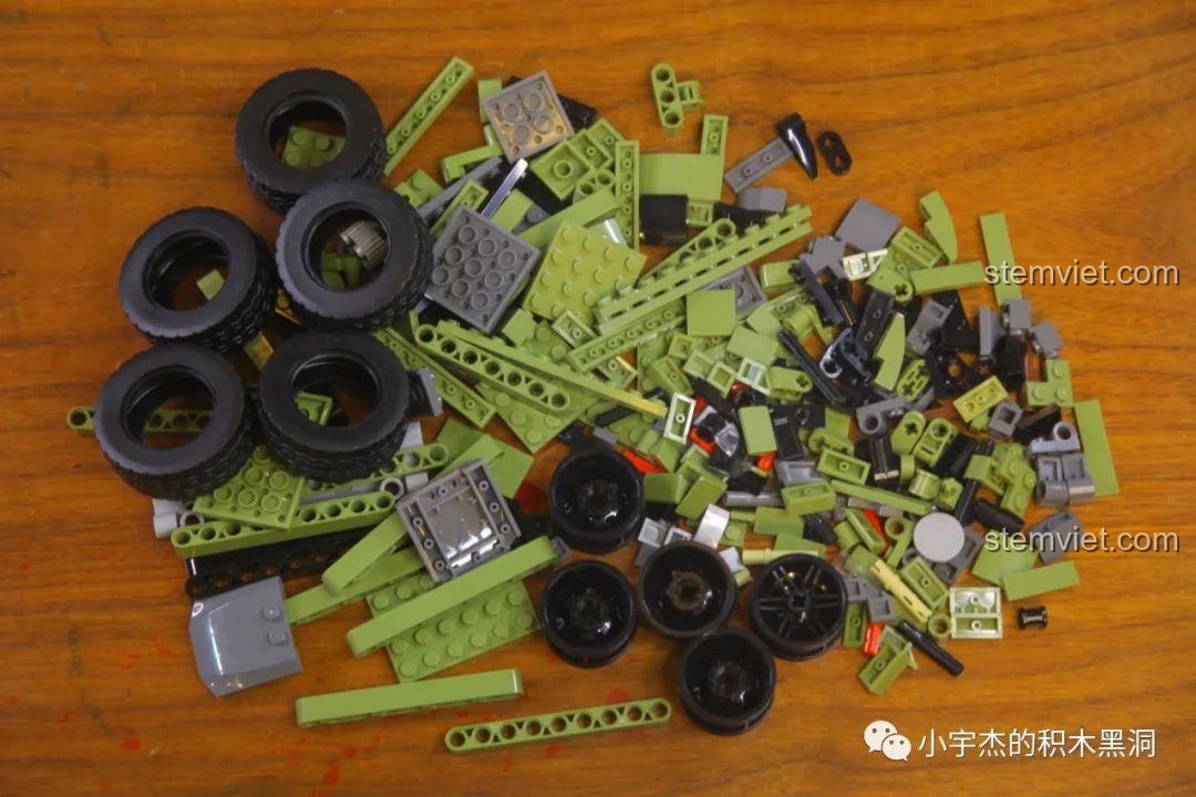 Toàn bộ chi tiết trong túi số 4, bao gồm 5 bánh xe của bộ lắp ráp Xe địa hình Land Rover Defender.