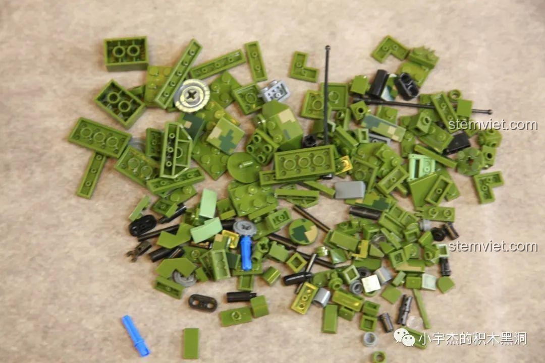 Toàn bộ chi tiết trong túi số 5 của bộ Panlos Brick 688005 được đổ ra để chuẩn bị lắp ráp.