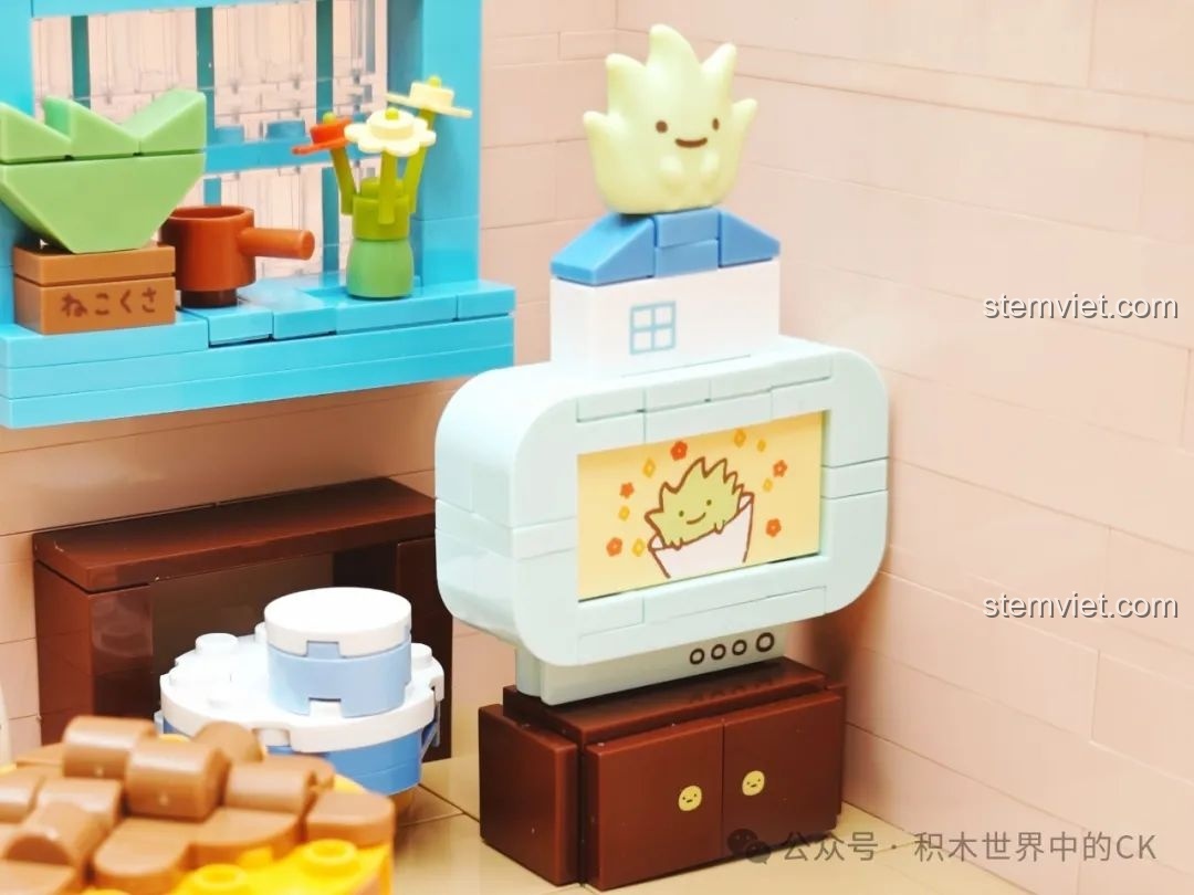 Chi tiết TV cổ điển và chậu cây xương rồng trên nóc trong bộ Keeppley K21210, một thiết kế sáng tạo.