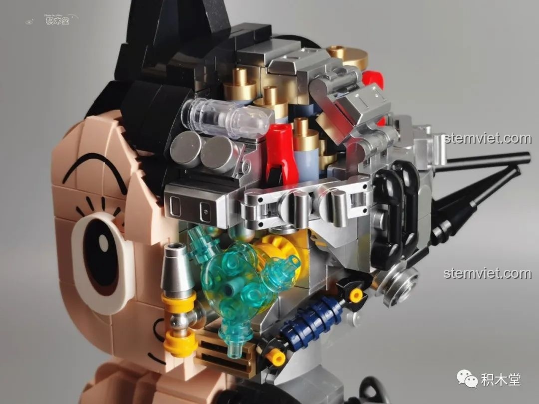 Chi tiết phần vai của Astro Boy, so sánh giữa bên cơ bắp và bên máy móc.