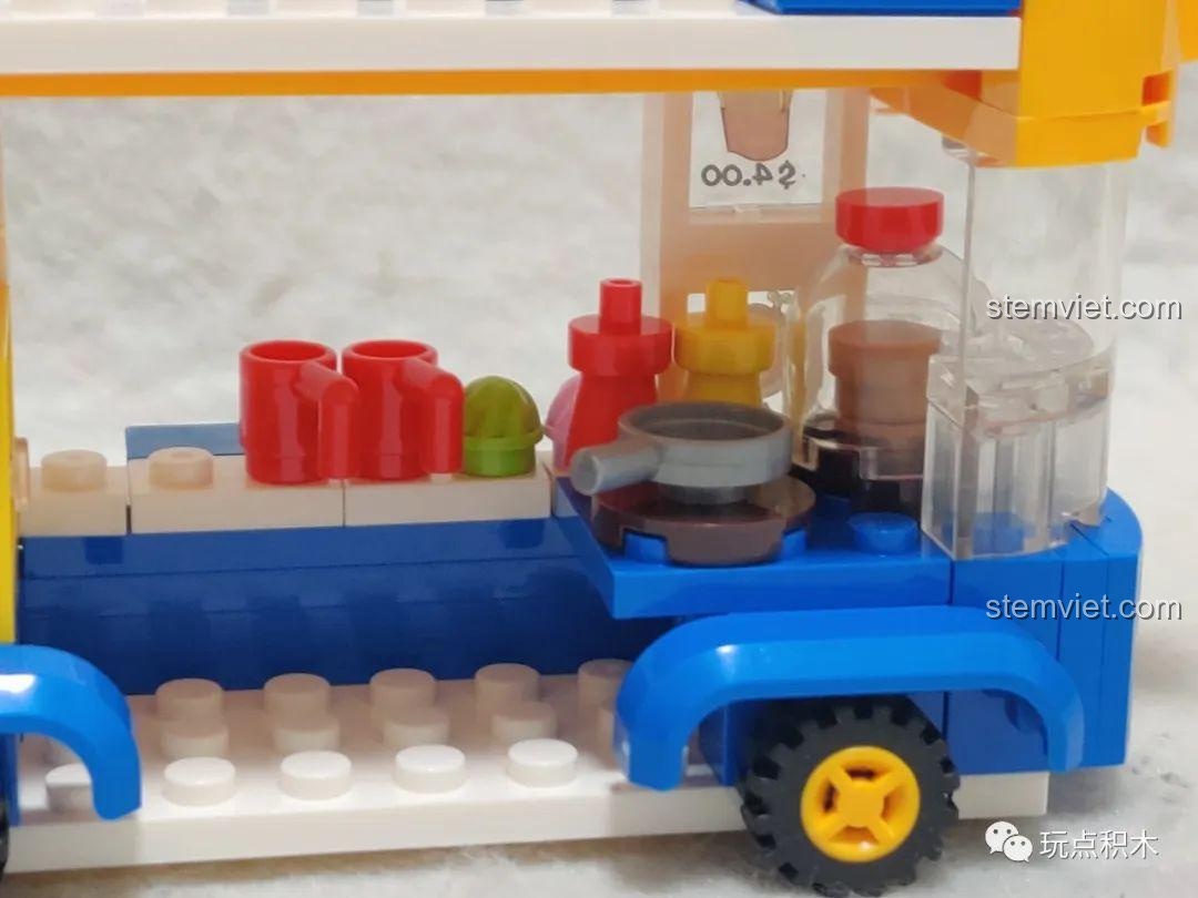 Chi tiết các vật dụng nhỏ như ly, chai, chảo trong bộ lắp ráp Xe tải thực phẩm Vịt Donald.