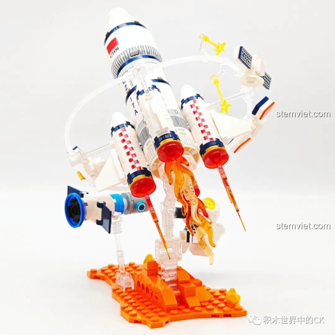 Chi tiết các vệ tinh đang bay trên quỹ đạo quanh tên lửa trong bộ đồ chơi giáo dục khám phá vũ trụ Sembo 203357.