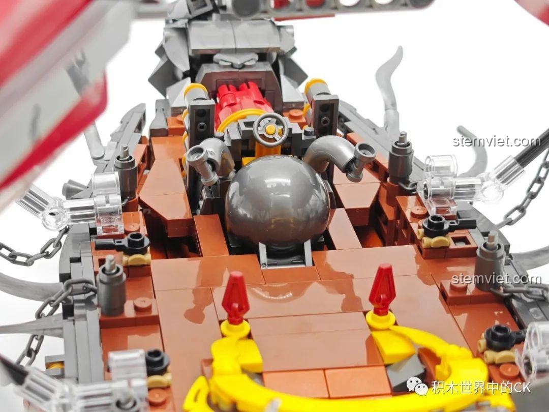 Cận cảnh vô lăng và bảng điều khiển trung tâm trên boong tàu Pháo đài bay của phe Horde JIESTAR 58036.