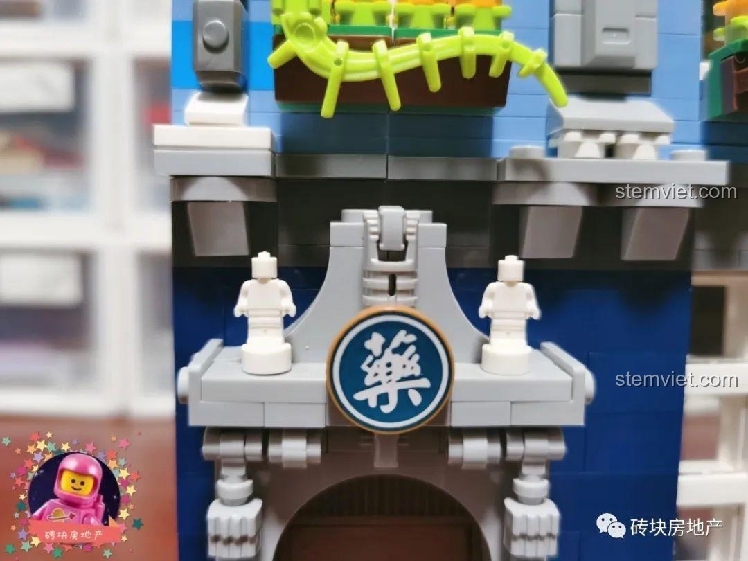 Chi tiết vòm cửa và biển hiệu 'Dược' của bộ Leier 10004, thể hiện sự tinh xảo trong thiết kế kiến trúc hiệu thuốc cổ điển.